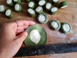 15、翡翠饺子——用一盘情意绵绵的饺子温暖整个冬天,将面剂子按扁，擀成边沿薄，中间略厚的饺子皮。