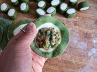 16、翡翠饺子——用一盘情意绵绵的饺子温暖整个冬天,在饺子皮中间填入适量的馅（饺子皮面积的一半为宜）。