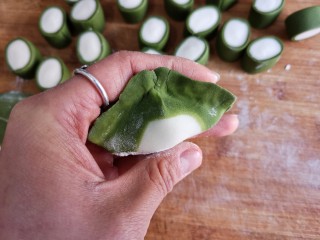 17、翡翠饺子——用一盘情意绵绵的饺子温暖整个冬天,捏成自己喜欢的饺子形状。