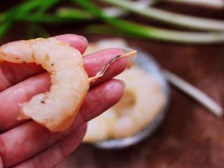 2、黄瓜虾仁杂粮蛋炒饭,虾仁去虾线后洗净备用。