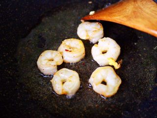 5、黄瓜虾仁杂粮蛋炒饭,另起锅烧热后，倒入剩下的10克花生油烧热后，把虾仁放入锅中两面煎熟后，盛出备用。