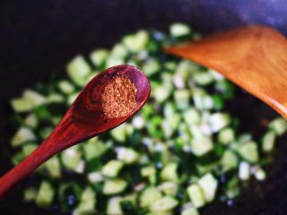 7、黄瓜虾仁杂粮蛋炒饭,这个时候加入花椒粉增加口感。