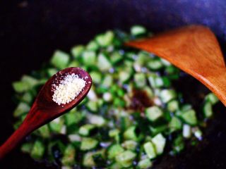 9、黄瓜虾仁杂粮蛋炒饭,最后加入鸡精调味。