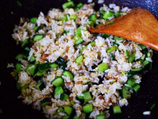 11、黄瓜虾仁杂粮蛋炒饭,加入杂粮饭打散后，继续翻炒片刻。