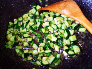 10、黄瓜虾仁杂粮蛋炒饭,大火继续翻炒至黄瓜变色断生后。