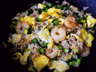 13、黄瓜虾仁杂粮蛋炒饭,大火翻炒均匀即可关火。