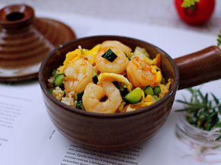 14、黄瓜虾仁杂粮蛋炒饭,营养丰富又健康美味的黄瓜虾仁杂粮蛋炒饭就出锅咯。