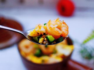 15、黄瓜虾仁杂粮蛋炒饭,香味浓郁，好吃到哭。