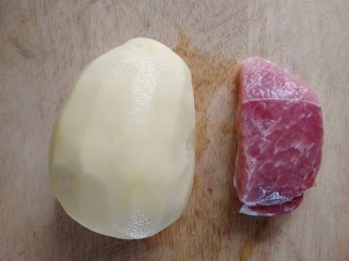 1、土豆炒肉丝,黄皮土豆去皮，梅花肉一块儿。