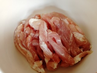 2、土豆炒肉丝,梅花肉切丝。