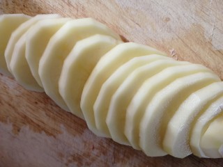 3、土豆炒肉丝,土豆片厚片。