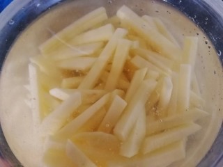 4、土豆炒肉丝,再切粗条，清水洗掉表面淀粉。（炒的时候不粘锅）