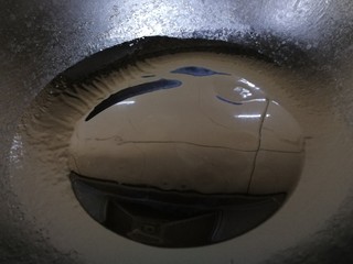 6、土豆炒肉丝,热锅凉油。