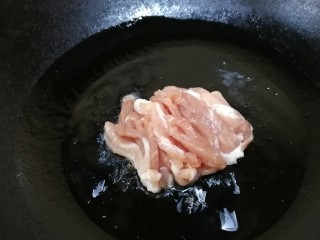 7、土豆炒肉丝,油微热放入肉丝。