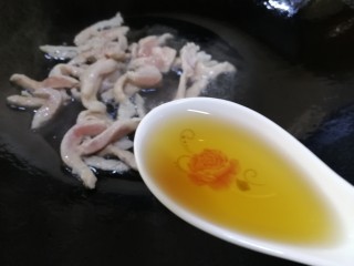 9、土豆炒肉丝,加一汤匙料酒文火烹香去腥。