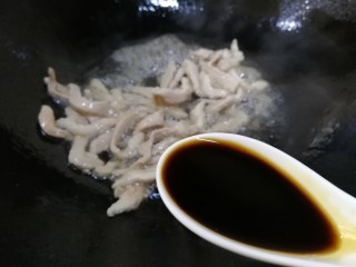 10、土豆炒肉丝,加一汤匙生抽，文火炒匀增鲜。