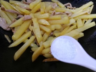 12、土豆炒肉丝,加一小勺盐增味。