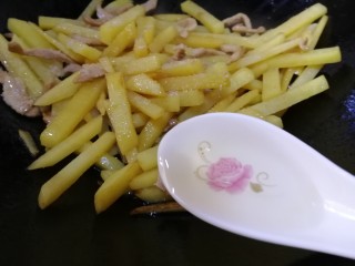 13、土豆炒肉丝,加3勺清水，让盐更好的入味，文火炒让土豆条熟透。