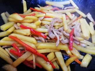14、土豆炒肉丝,放入红椒丝，文火翻炒均匀。