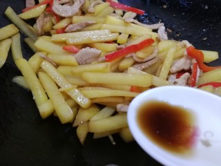 15、土豆炒肉丝,出锅勺前加一点香醋，炒匀即可。