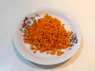 2、南瓜鸡蛋羹,把南瓜切成小丁