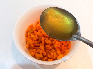 6、南瓜鸡蛋羹,把焯好的南瓜丁捞出来,沥干水份,加入2勺椴树蜜