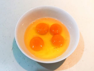 8、南瓜鸡蛋羹,把鸡蛋打入碗中