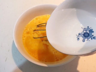 10、南瓜鸡蛋羹,加入120ml冷水