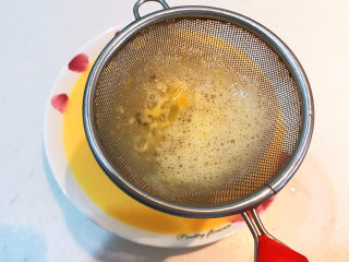 12、南瓜鸡蛋羹,把鸡蛋液过滤到汤盘里