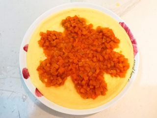 17、南瓜鸡蛋羹,把蜜汁南瓜均匀的铺在鸡蛋羹上面