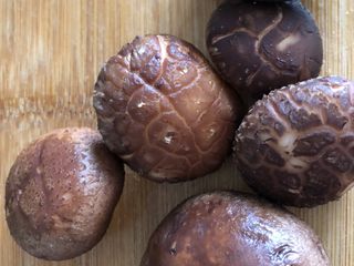 1、香菇肉片,香菇清洗下