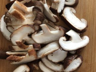 2、香菇肉片,香菇切片