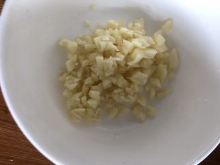 4、香菇肉片,蒜切末