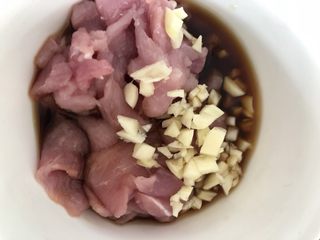 5、香菇肉片,就中加入料酒 生抽和蒜末