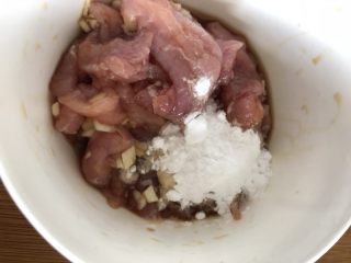 6、香菇肉片,再加入淀粉 搅拌均匀