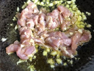 8、香菇肉片,放入肉片