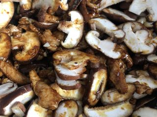 10、香菇肉片,放入香菇翻炒