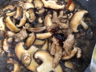 11、香菇肉片, 加入蚝油和水翻炒下