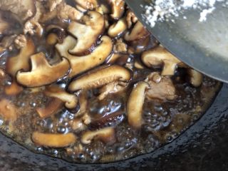 12、香菇肉片,最后大火收下汁