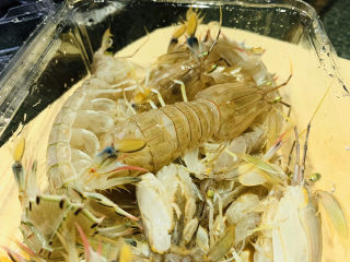 1、香辣皮皮虾,皮皮虾，买一盒，待用；