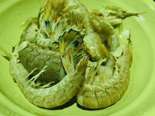 2、香辣皮皮虾,洗净；