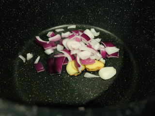 4、香辣皮皮虾,加准备好的洋葱和生姜，炒香；