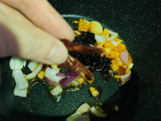 5、香辣皮皮虾,加辣椒；