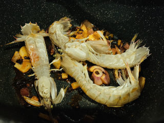 8、香辣皮皮虾,加入皮皮虾；