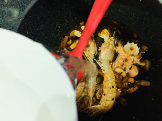 9、香辣皮皮虾,加清水；