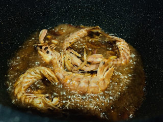 14、香辣皮皮虾,盖上锅盖焖一会；