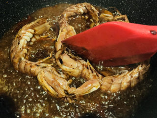 17、香辣皮皮虾,炒均匀；