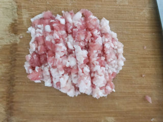 1、臊子面,先来做臊子，猪肉剁成肉末