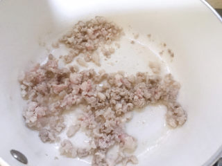 2、臊子面,上锅小火煎出油脂