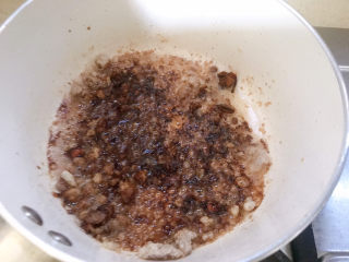 4、臊子面,加入适量生抽老抽